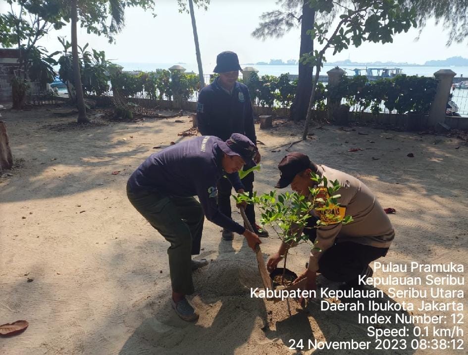 Polsek Kepulauan Seribu Utara, Polres Kepulauan Seribu, dan Warga Tanam Puluhan Pohon untuk Mengurangi Polusi Udara