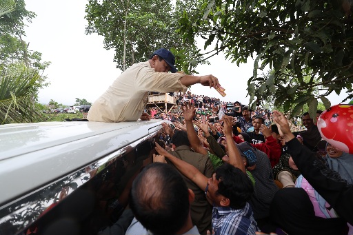 Prabowo Diserbu Warga saat Bagi-bagi Cokelat di Desa Karanganyar Sukabumi