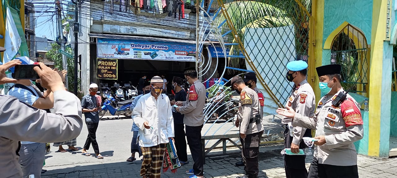 Giat 'Cooling System', Kapolsek Pademangan Pimpin Pembagian Masker ke Jama'ah Sholat Jumat