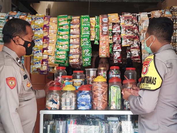 Cegah Adanya Fenomena Gagal Ginjal Akut, Bhabinkamtibmas Polres Kepulauan Seribu Laksanakan Monitoring Warung - warung