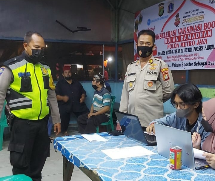 Tingkatkan Capaian Vaksinasi, Polsek Pademangan Gelar Vaksinasi Booster di Malam Hari