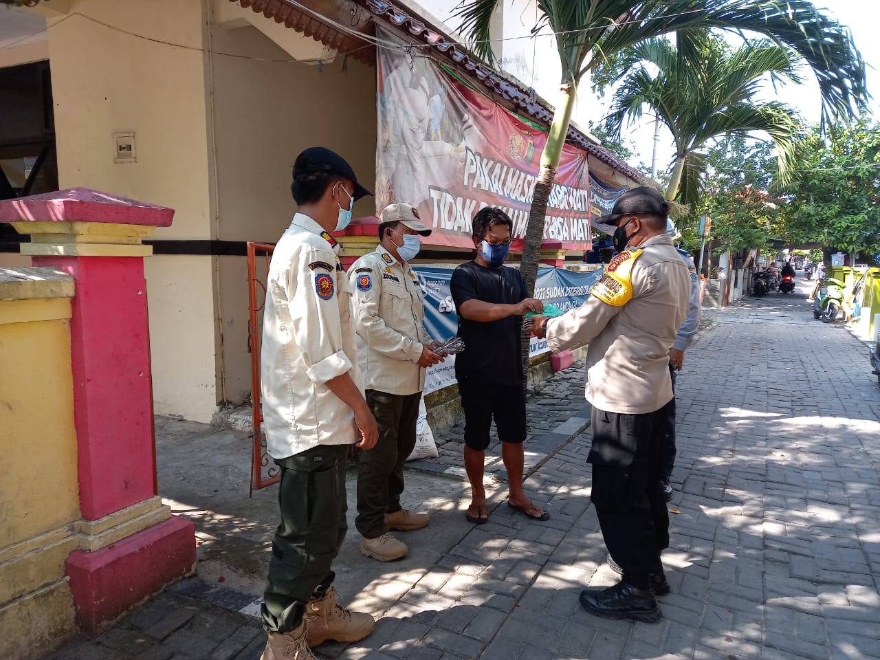 Cegah Sebaran Covid-19, Polres Kep Seribu Himbau ProKes dan Bagikan 1.400 Masker ke Warga di 8 Pulau