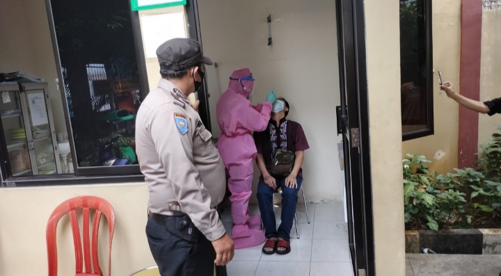 Polsek Pademangan Monitoring Kegiatan Swab Test, 1 Warga Positive Covid 19