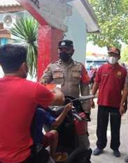 Dengan Cara Door to Door, Polres Kep Seribu Cegah COVID-19 Bagikan 1.100 Masker dan Sampaikan Imbauan ProKes