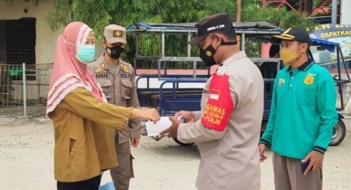 Warga Di Ruang Publik Dihimbau Taat ProKes dan Dibagikan Masker oleh Polsek Kep Seribu Selatan