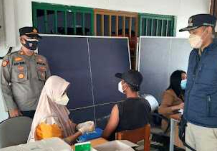 Bersama Wakil Camat dan Lurah, Kapolsek Kep Seribu Utara Tinjau Gerai Vaksinasi Dosis 3 di 2 Pulau Pemukiman