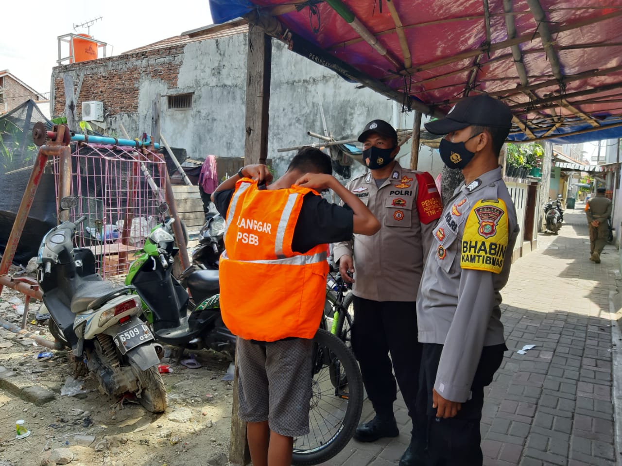 7 Pelanggar ProKes disanksi Oleh Tim Ops Yustisi Gabungan Polsek Kep Seribu Utara