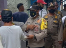 Bagikan Masker Ke Warga, Polsek Kep Seribu Utara Sampaikan Himbauan ProKes