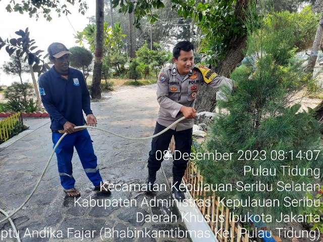 Polsek Kepulauan Seribu Selatan Gelar Kegiatan Penanaman Pohon "Birukan Langit" di Pulau Untung Jawa