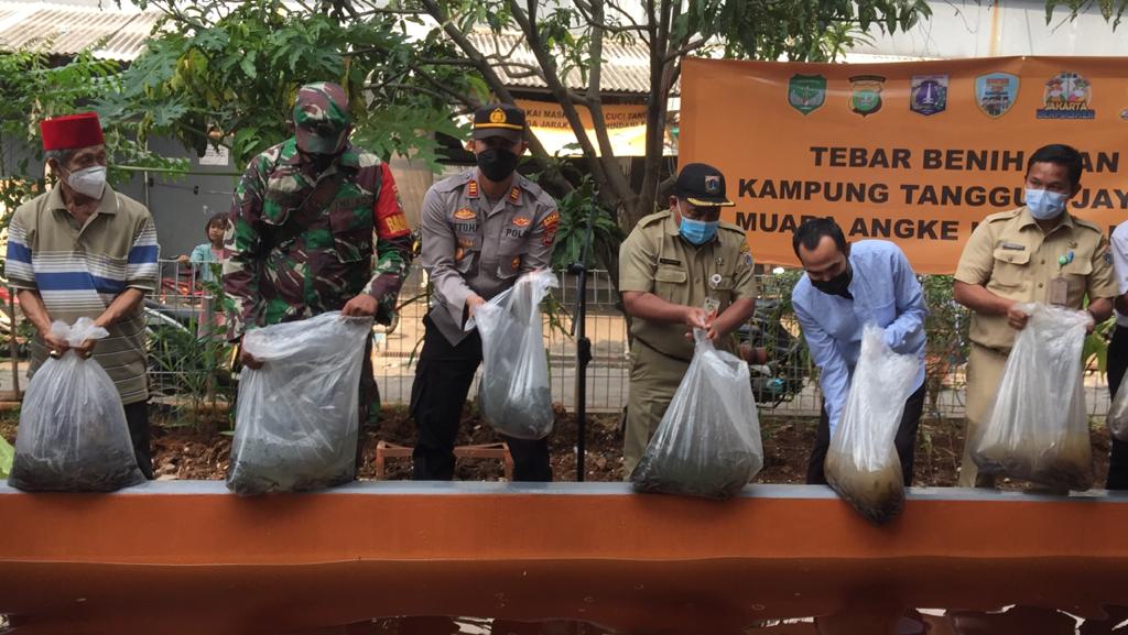 Kapolsek Kawasan Sunda Kelapa Tebar Benih Ikan Lele di Kampung Tangguh Jaya