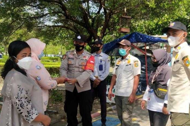 700 Masker Dibagikan Polsek Kep Seribu Selatan ke Warga Agar Terus Menerapkan ProKes