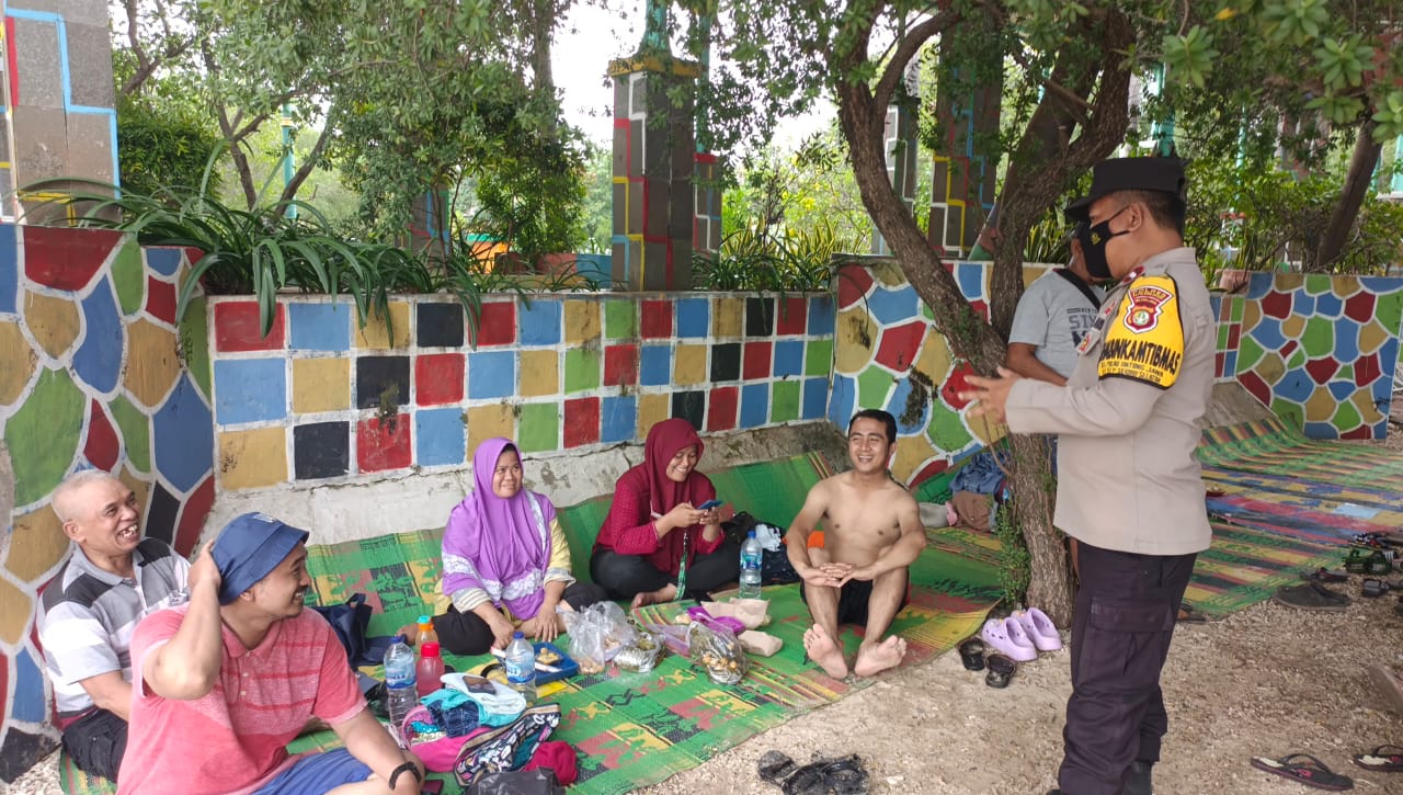 Antisipasi Guantibmas, Pak Bhabin Pulau Untung Jawa Lakukan Sambang Kepada Wisatawan