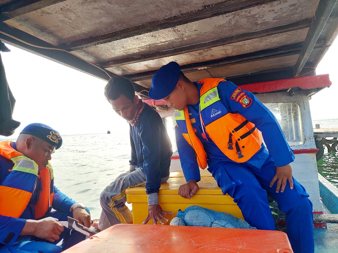 Patroli Laut Dialogis: Satpolairud Polres Kepulauan Seribu Meningkatkan Kesadaran Keselamatan Berlayar dan Kamtibmas