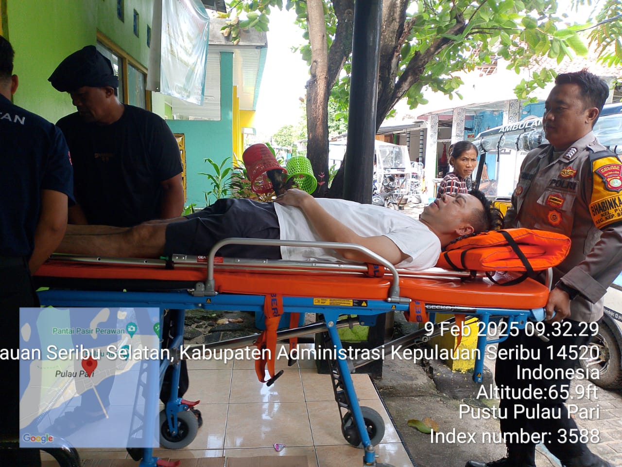 Bhabinkamtibmas Pulau Pari Bantu Evakuasi Turis Asing yang Cedera Akibat Gelombang Tinggi