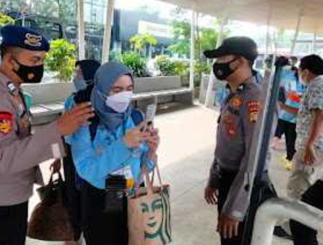 Di Dermaga Marina Ancol, Polres Kep Seribu Ketatkan ProKes dan Wajibkan 249 Penumpang Kapal Ke Pulau Scan PeduliLindungi