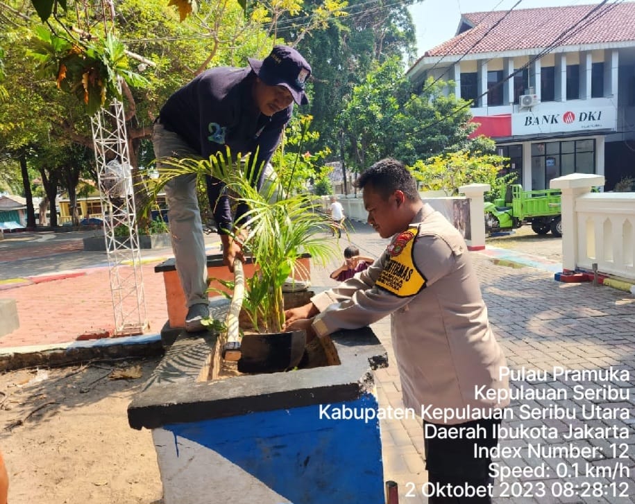 Polsek Kepulauan Seribu Utara dan Pemda Gencar Tanam Pohon untuk Kurangi Polusi Udara
