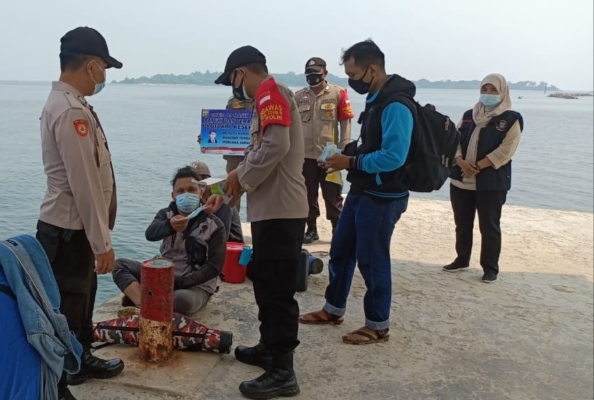 Warga Pulau Seribu Hari Ini Dapat 2.100 Masker Medis Dari Polres Kep Seribu
