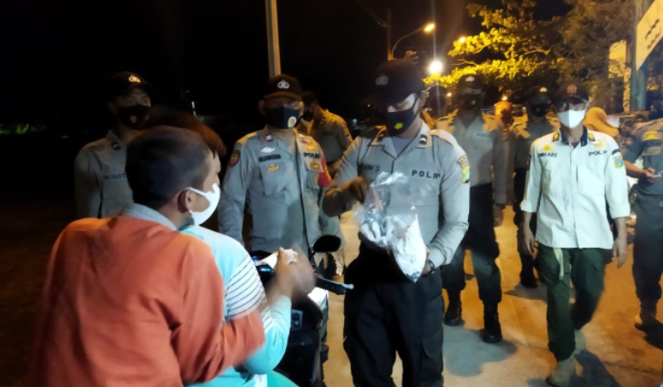 Giatkan Pengawasan ProKes Malam Hari, Polsek Kepulauan Seribu Utara Gelar Patroli