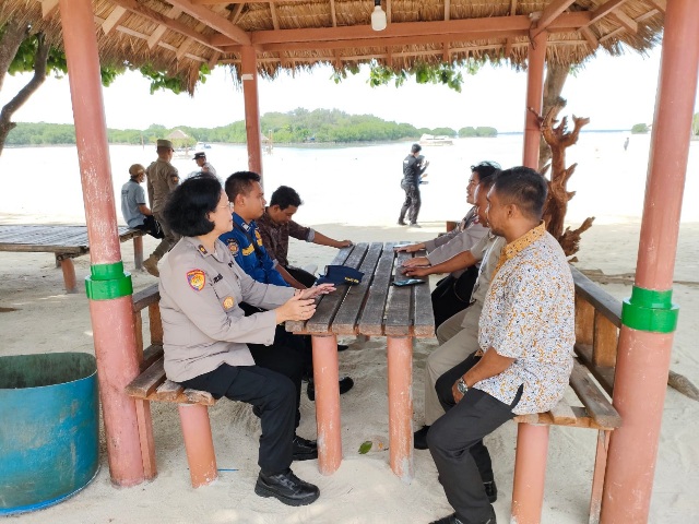 Srikandi Polwan Gelar Jumat Curhat di Pantai Pasir Perawan Pulau Pari