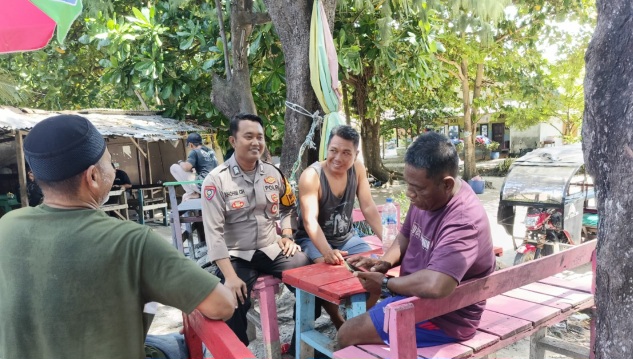 Polisi Baik! Bhabinkamtibmas Pulau Pari Sampaikan Bahaya Judi Online Saat Sambang Warga