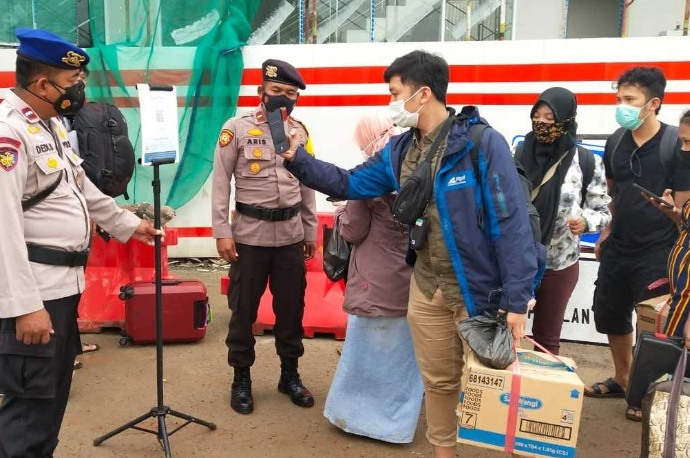 257 Penumpang Kapal Berangkat Ke Pulau Seribu Dari Pelabuhan Kaliadem Muara Angke Terapkan ProKes dan Scan Barcode Peduli Lindungi