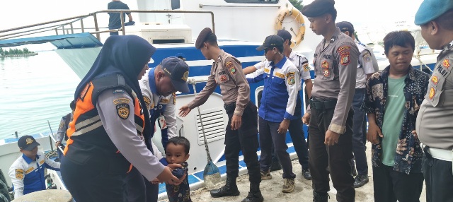 Polisi Humanis, Anggota Polsek Kepulauan Seribu Utara Bantu Penumpang di Dermaga Pulau Pramuka