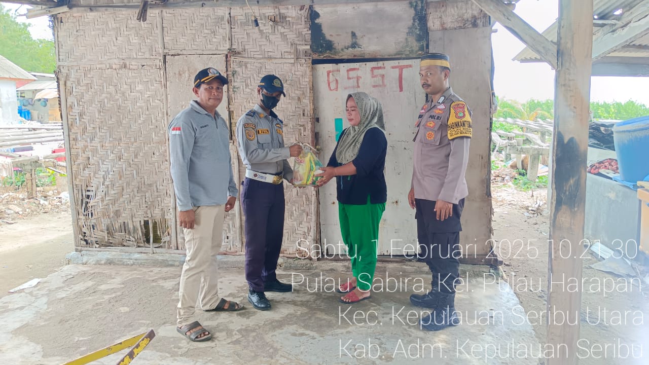 Polisi Baik: Bhabinkamtibmas Pulau Sabira Bersama ASN Berikan Bantuan Sembako kepada Warga Kurang Mampu