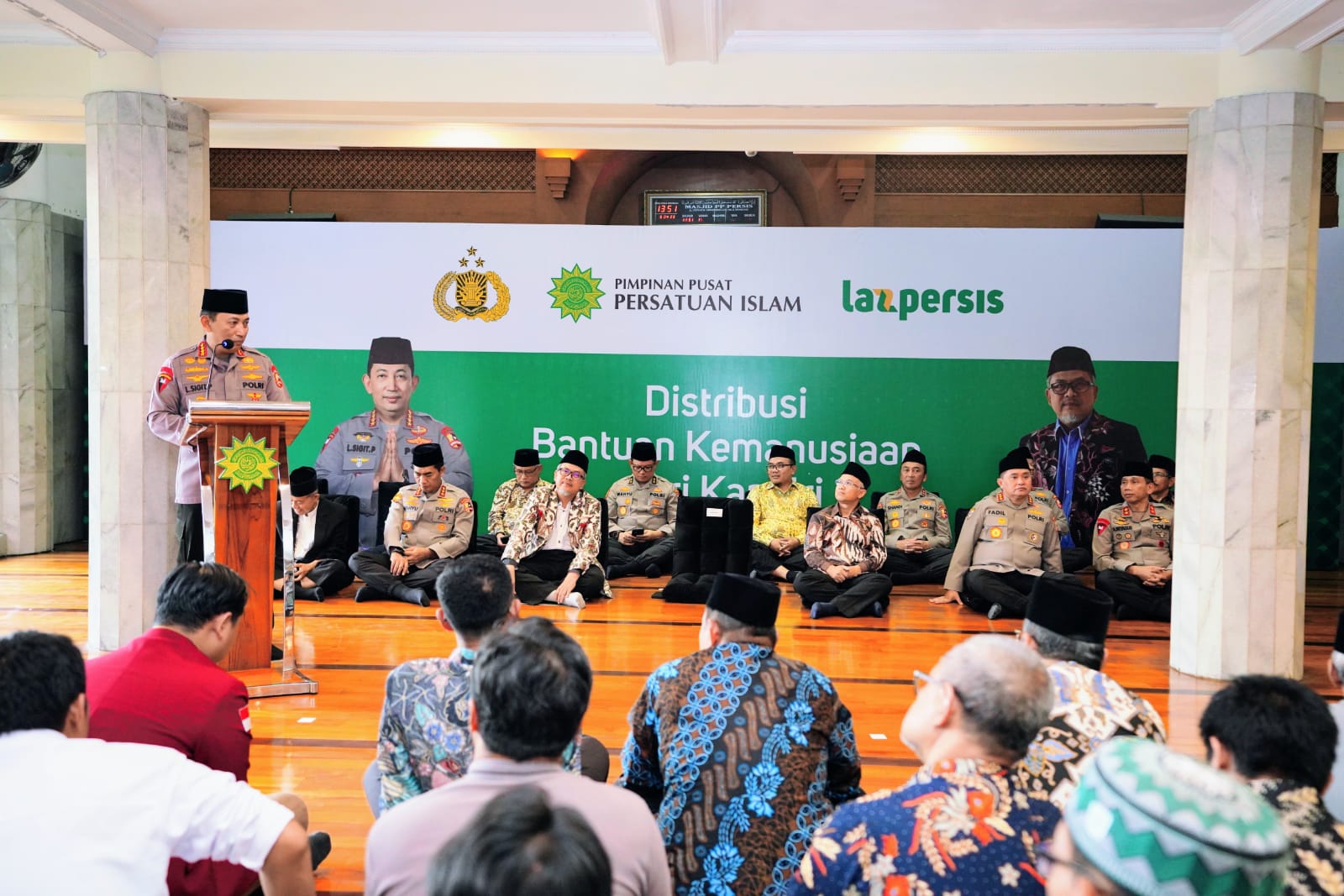 Kerjasama Bareng PP Persis, Kapolri Salurkan 30 Ribu Sembako ke Warga yang Membutuhkan