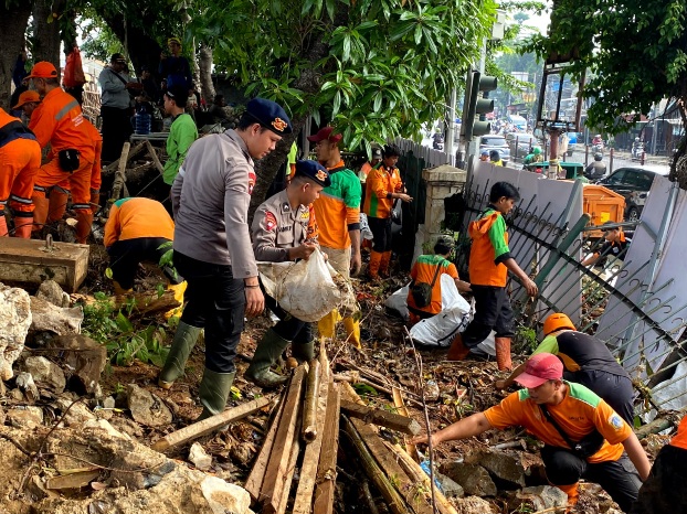 Upaya Polisi Dan 3 Pilar Dengan Adanya Tanggul Jebol di TL Pertigaan HeK Kramatjati