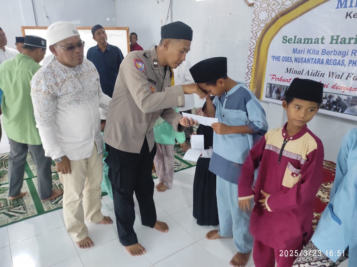Polsek Kepulauan Seribu Utara Santuni Anak Yatim di Pulau Kelapa