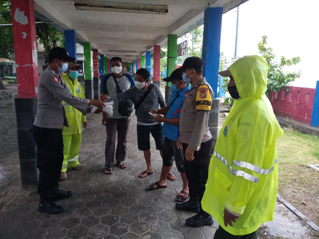 Upaya Cegah COVID-19, Secara Door to Door 1.700 Masker Dibagikan Polres Kep Seribu Ke Warga