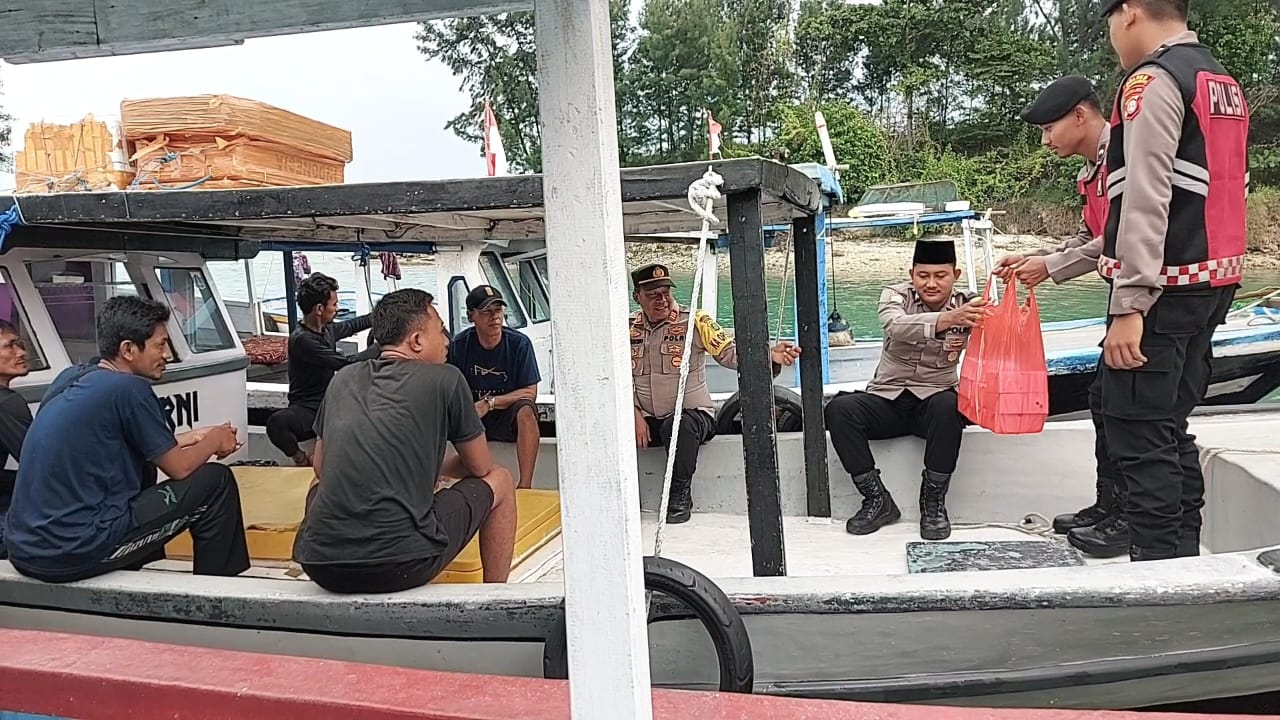 Polsek Kepulauan Seribu Selatan Bagikan Takjil untuk Nelayan di Pulau Pari, Sampaikan Himbauan Kamtibmas