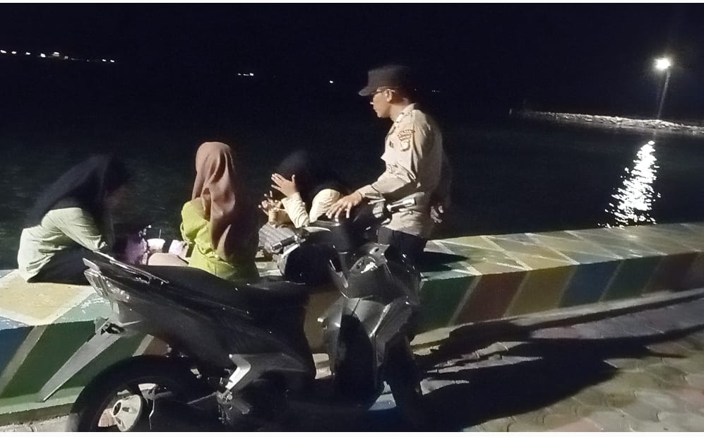 Patroli Malam Polsek Kepulauan Seribu Utara di Pulau Harapan: Himbauan untuk Mencegah Kenakalan Remaja