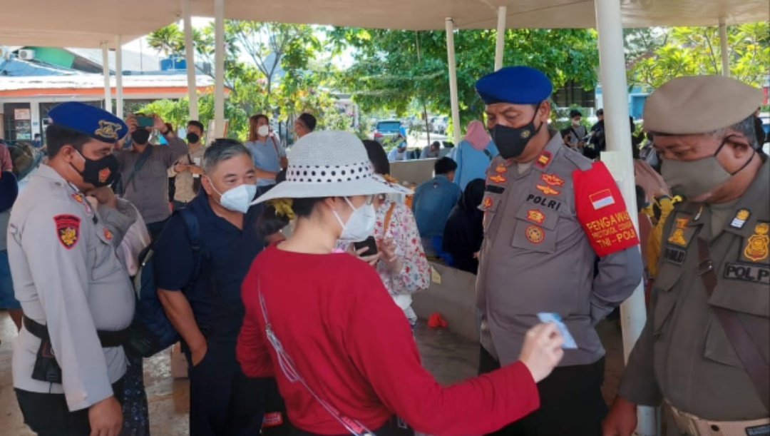 Kasat Polairud Polres Kep Seribu Pimpin Giat Pengawasan ProKes dan Scan Barcode Peduli Lindungi Penumpang Kapal Ke Pulau Di Dermaga Marina Ancol