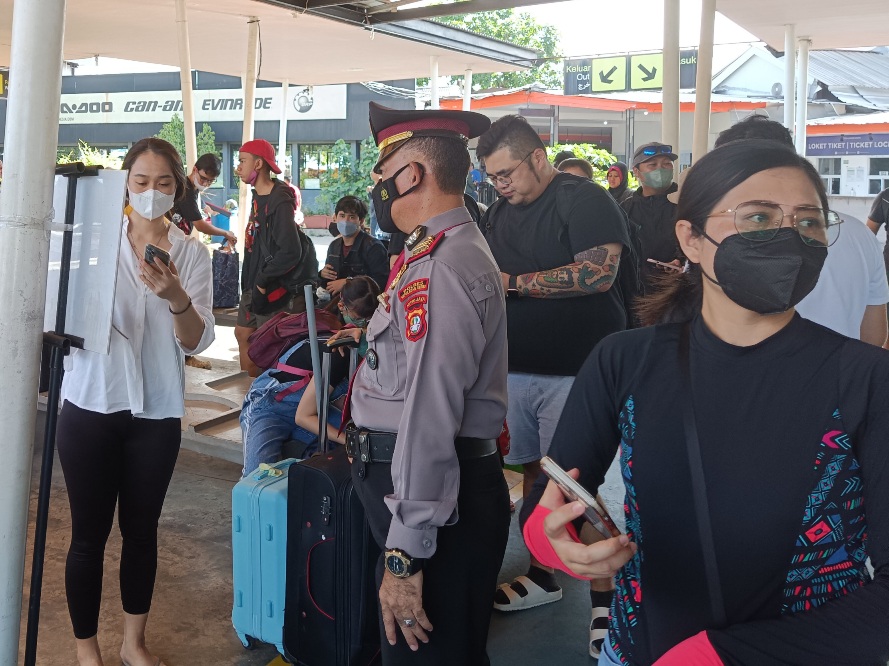 Pengamanan Dermaga Marina oleh Polres Kepulauan Seribu, 656 Penumpang Wajib Scan PeduliLindungi