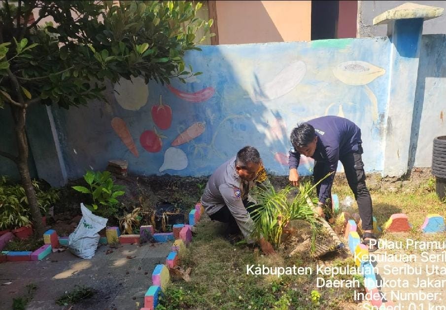 Polsek Kepulauan Seribu Utara Bersama Warga Tanam Pohon untuk Kurangi Polusi Udara