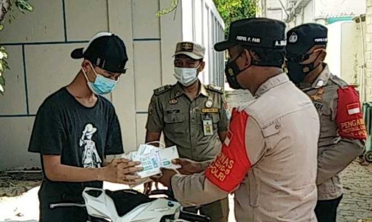 Cegah Sebaran COVID-19, Polres Kep Seribu Terus Himbau ProKes dan Bagikan Masker le Warga