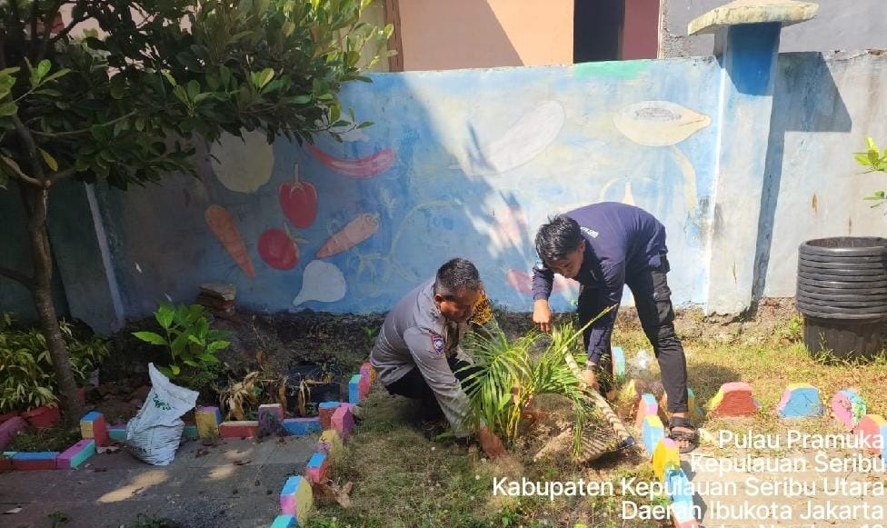 Polsek Kepulauan Seribu Utara, Polres Kepulauan Seribu, Berkolaborasi dengan Warga Tanam Pohon untuk Reduksi Polusi Udara