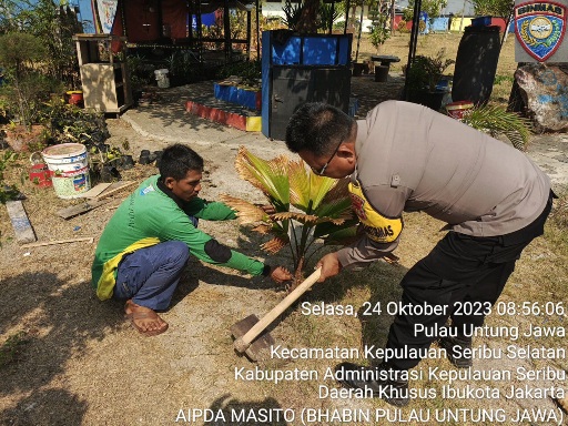 Polsek Kepulauan Seribu Selatan, Polres Kepulauan Seribu, dan Warga Bersatu Tanam Pohon untuk Redakan Polusi Udara