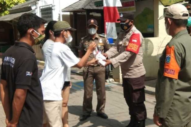 Sambangi Warga di 8 Pulau Pemukiman, Polres Kep Seribu Himbau ProKes dan Bagikan 1.000 Masker