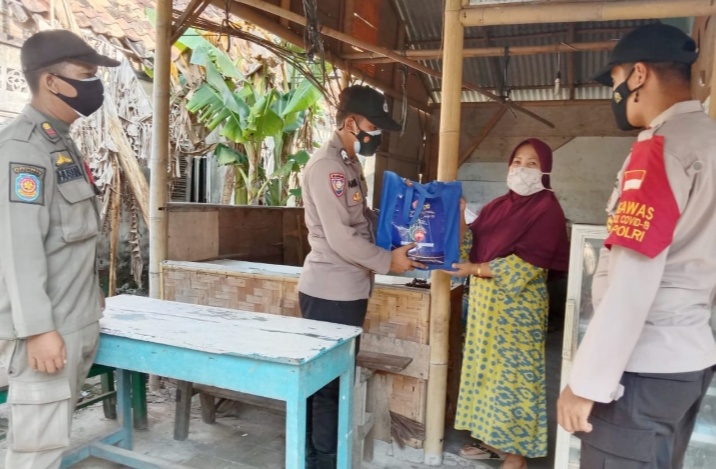 Polri Peduli, 76 KK di Slum Area Dapat Bansos dari Polres Kepulauan Seribu