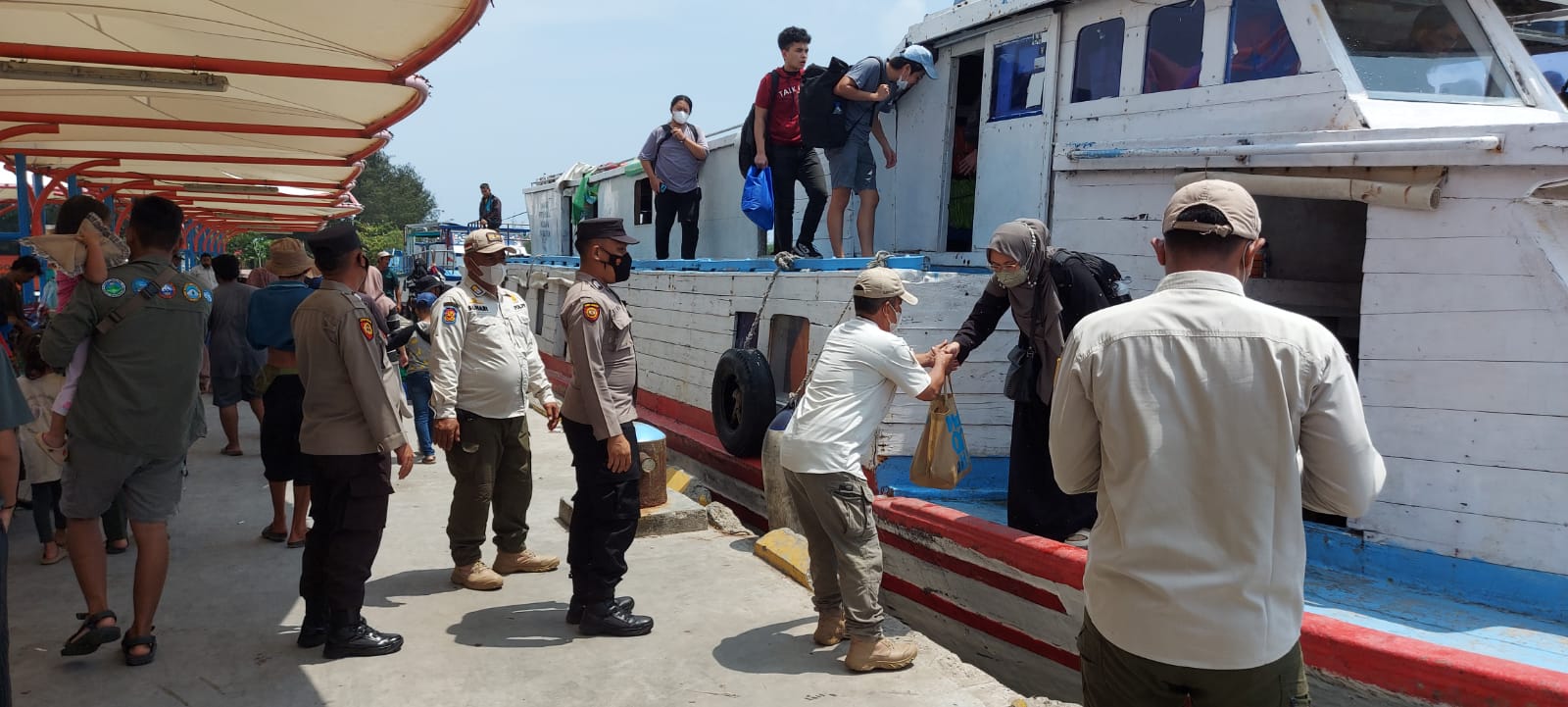 Jajaran Polsek Kepulauan Seribu Utara Bersinergi Dengan Stakeholder Terkait, Laksanakan Pam Dermaga Kedatangan