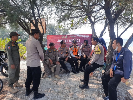 Kapolsek Kepulauan Seribu Selatan Bersama Warga Gelar Giat "Jumat Curhat" untuk Meningkatkan Kamtibmas di Area Jembatan Cinta