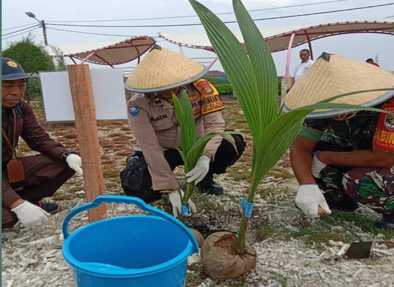 Polsek Kepulauan Seribu Utara Seribu Bersama Warga Tanam Pohon untuk Reduksi Polusi Udara