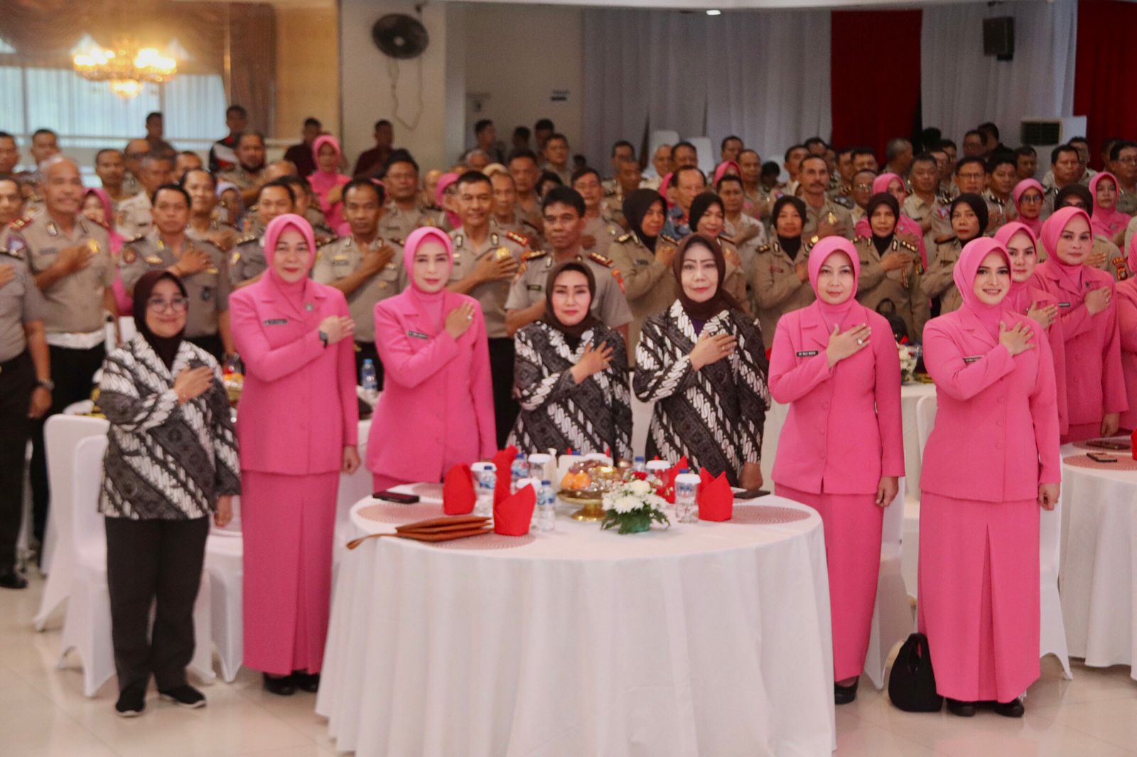 Wisuda Purna Wira Polri dan PNS TA. 2023, Kapolda Metro Jaya: Jangan Pernah Merasa Tidak Berguna.