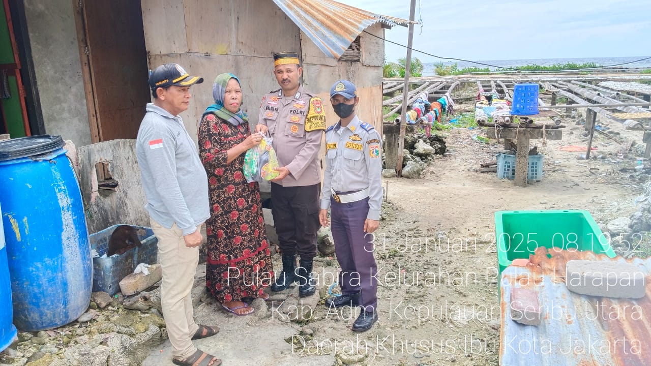 Bhabinkamtibmas Pulau Sabira Berikan Bantuan Sembako kepada Warga Kurang Mampu dalam Jumat Berkah