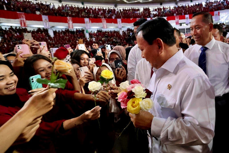 Prabowo Disambut Tangis Bahagia dan Bertangkai-tangkai Bunga oleh Mahasiswi Universitas Muhammadiyah Malang