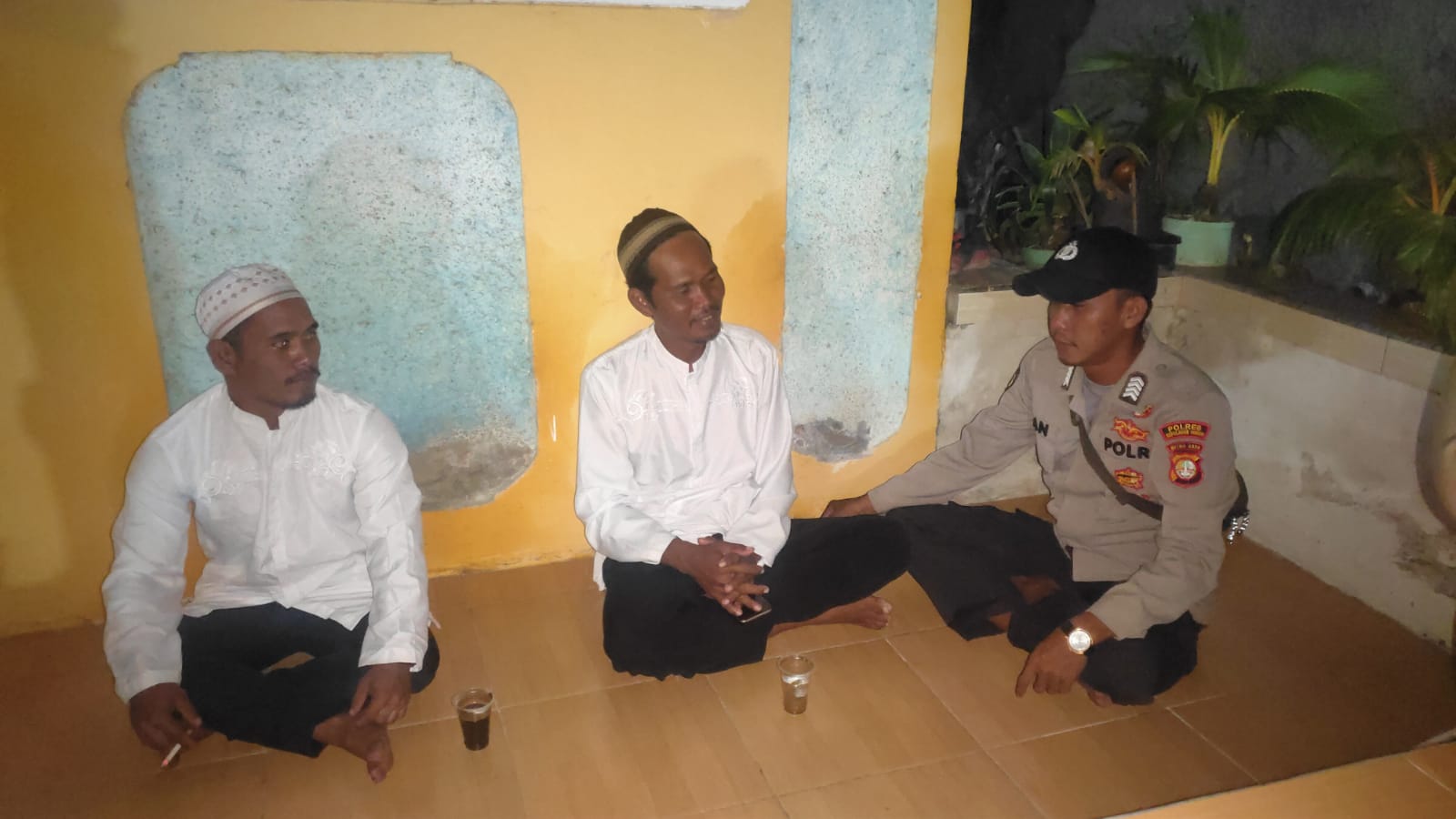 Sambang Malam, Bripka Aan Ngobrol Santai Dengan Toga