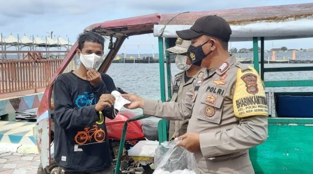 Sembari Bagikan 550 Masker ke Warganya, Polsek Kep Seribu Utara Sampaikan Himbauan ProKes