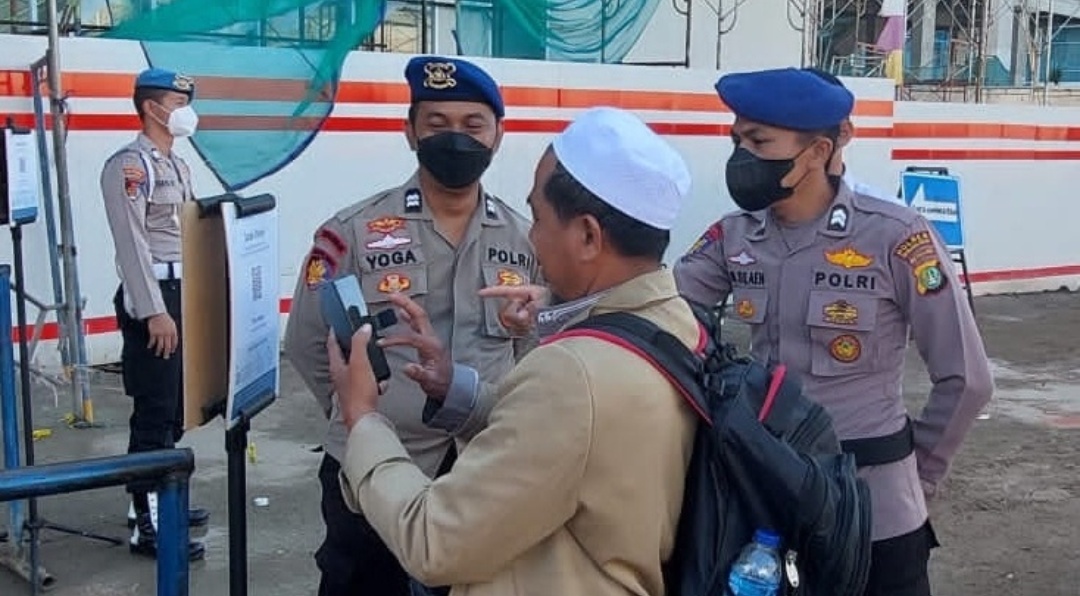 Perketat Pengawasan ProKes, Polres Kep Seribu Wajibkan 153 Wisatawan Ke Pulau Melalui Pelabuhan Kaliadem Muara Angke Scan Barcode Peduli Lindungi